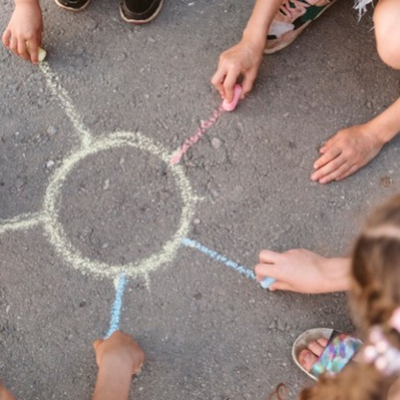Pintar con tizas, una actividad creativa y socializadora. Pintar con tizas, una actividad creativa y socializadora.